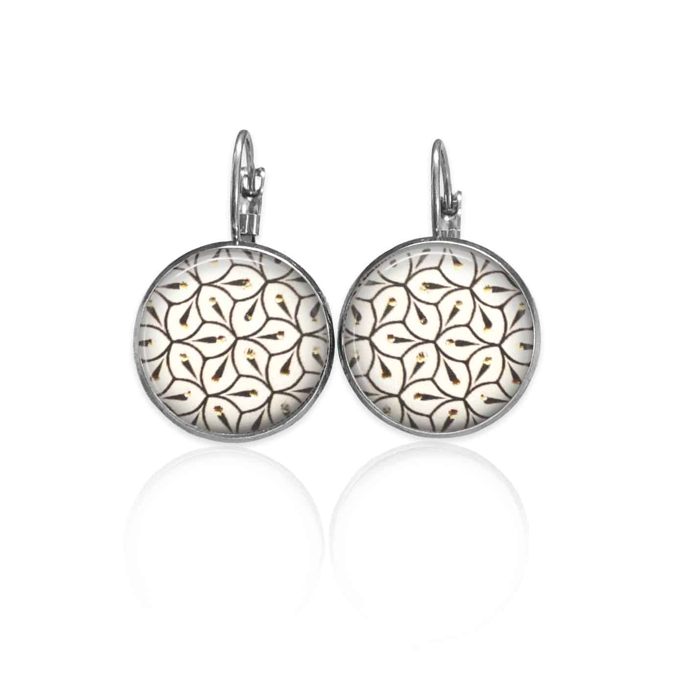 Boucles d'oreilles dormeuses Yule motif géometrique noir, blanc et or