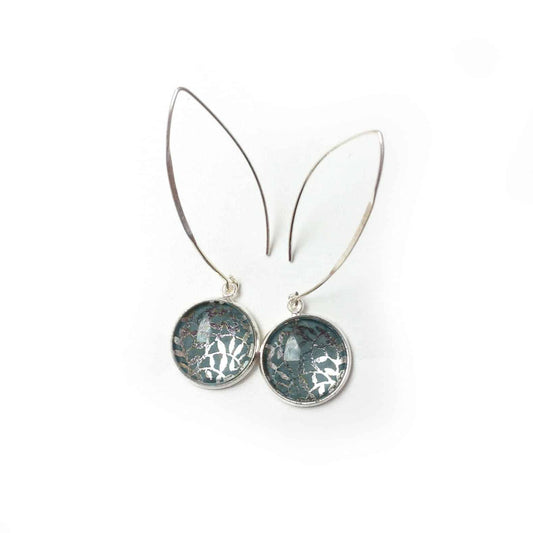 Boucles d'oreille "Géodes" avec effets métallisés argent "feuilles"