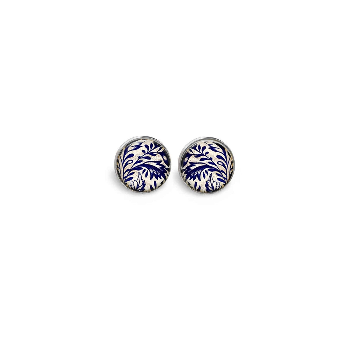Clous d'oreilles sur le thème de la porcelaine fleurie bleu marine et blanc