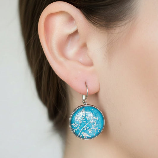 Boucles d'oreilles oiseaux sur la branche bleues