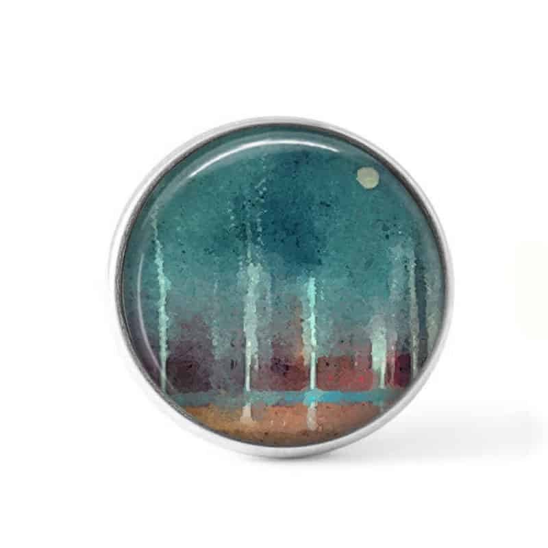 Bouton cabochon clipsable pour bijoux interchangeables avec un motif abstrait "forêt et lune" en brun et turquoise
