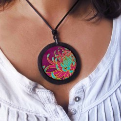 Collier en ardoise avec le thème Fleur indienne en magenta et turquoise