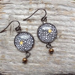 Boucles d'oreilles pendantes rondes collection Yule Cercles ronds noir, blanc et or
