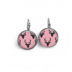 Boucles d'oreilles dormeuses thème Têtes de cerfs sur fond rose..