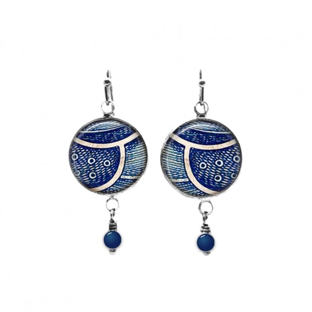 Boucles d'oreilles pendantes bleu marine avec perles sur le thème de la plume abstraite