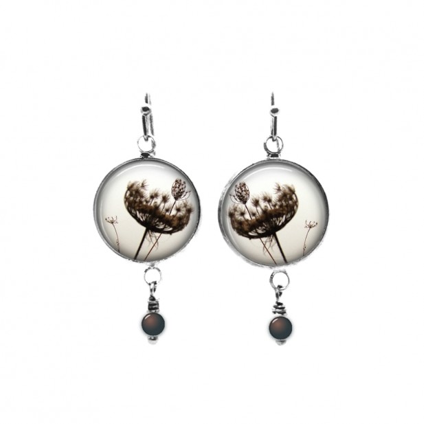 Boucles d'oreilles pendantes avec perles sur le thème de la fleur "dentelle de la reine Anne" en sépia