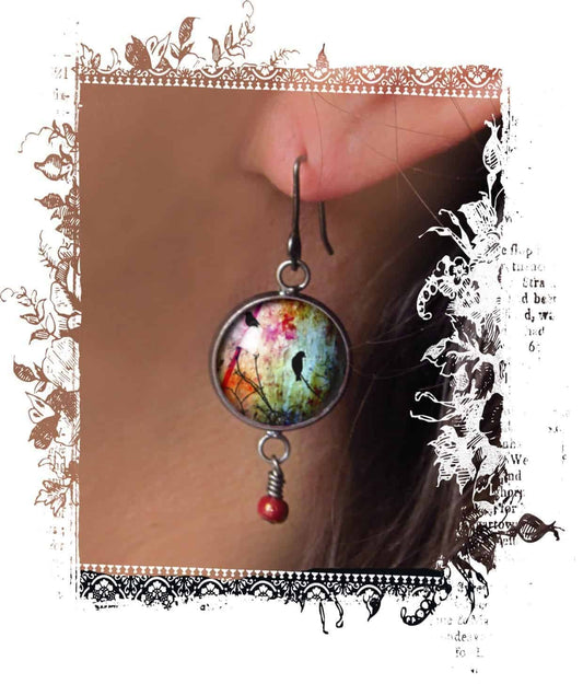 Boucles d'oreilles pendantes avec le thème oiseaux sur la branche multicolore