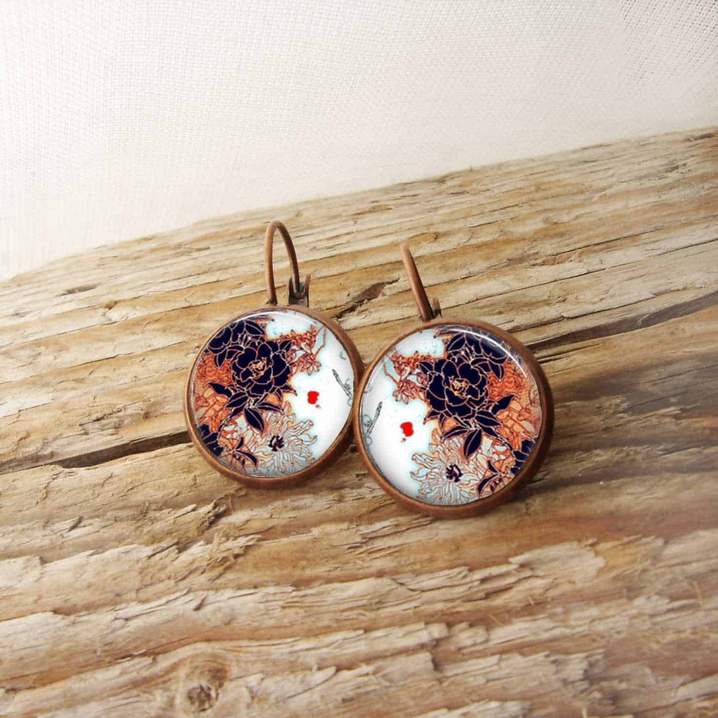 Boucles d'oreilles fantaisie format dormeuses avec un motif japonisante feuilles d'automne