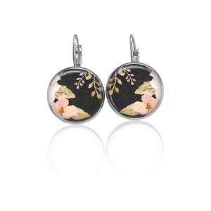 Boucles d'oreilles dormeuses motif boho floral sur fond noir - fleurs roses et feuilles