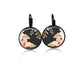 Boucles d'oreilles dormeuses motif boho floral sur fond noir - fleurs roses et feuilles