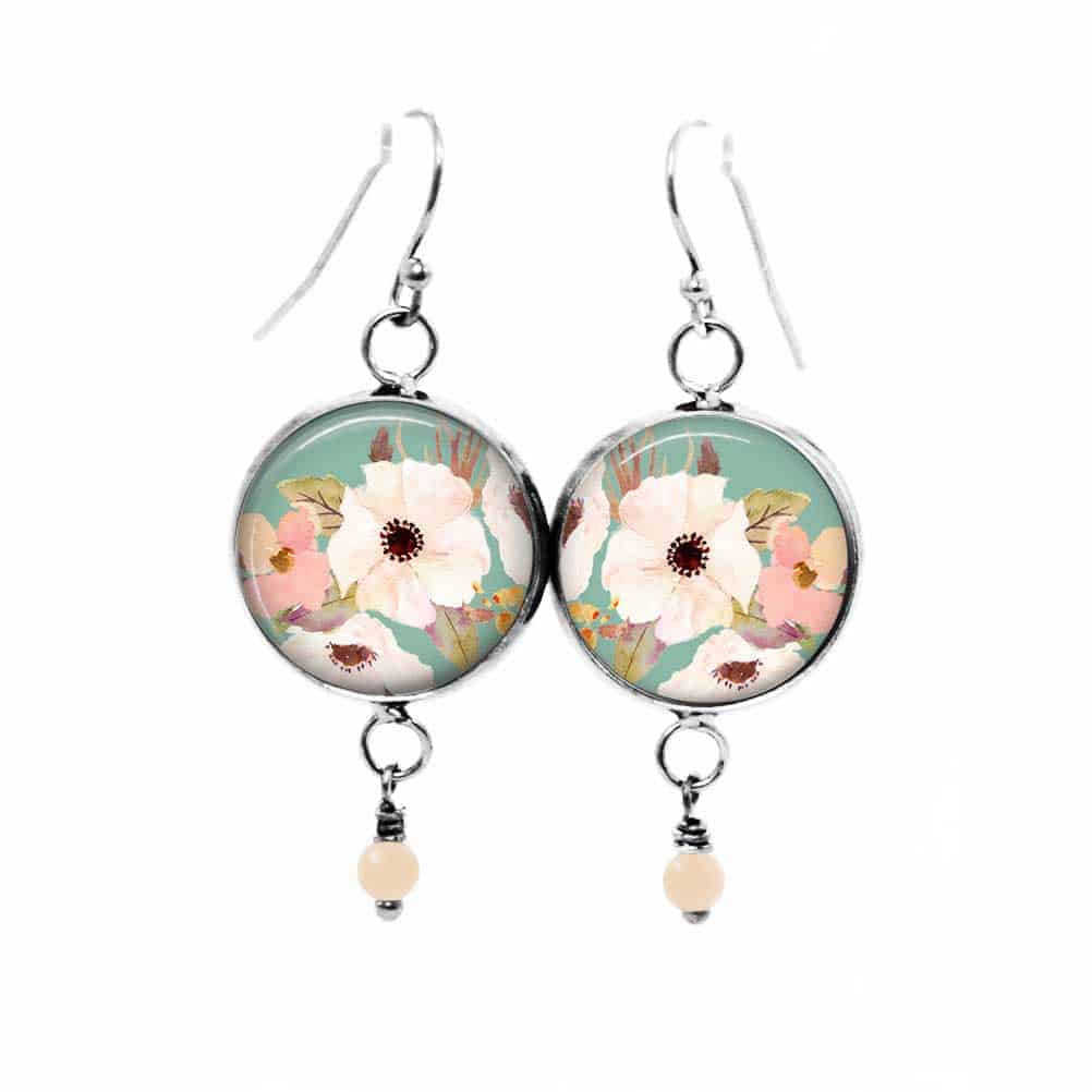 Boucles d'oreilles pendantes Thème : boho floral vert d'eau et fleurs blanches