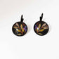 Boucles d'oreilles dormeusesmotif boho floral sur fond noir - branches et fleur bleue