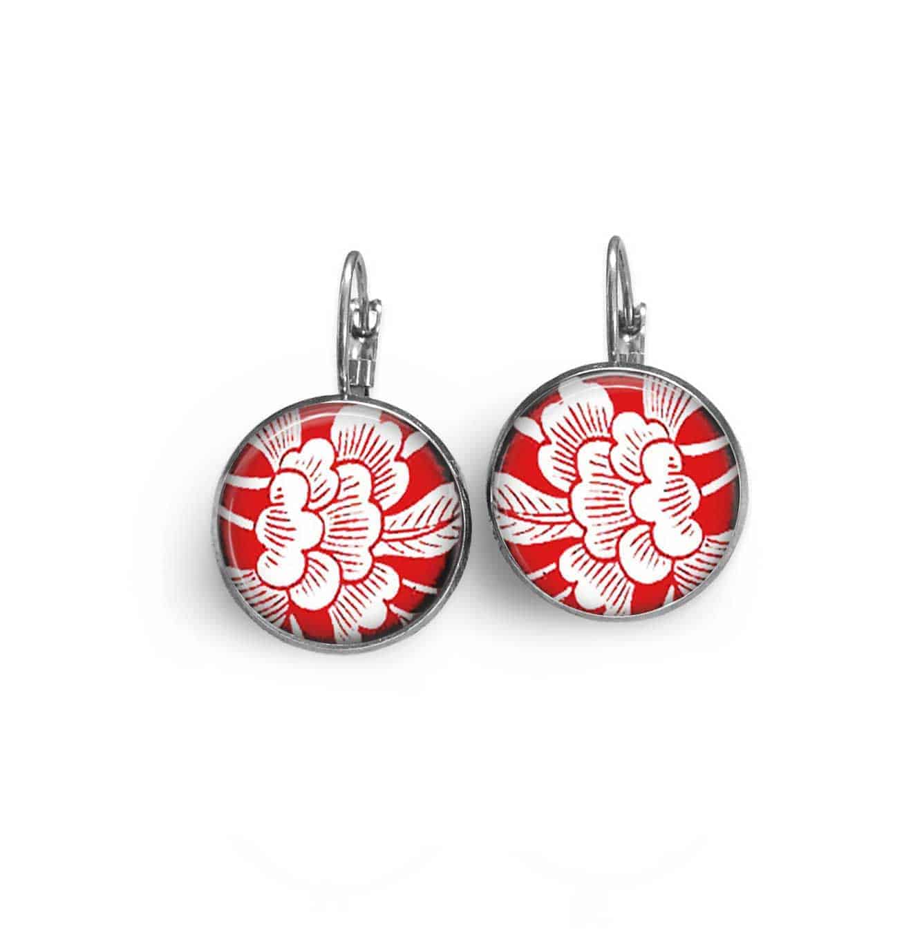 Boucles d'oreilles dormeuses thème fleurs japonisantes sur fond rouge.