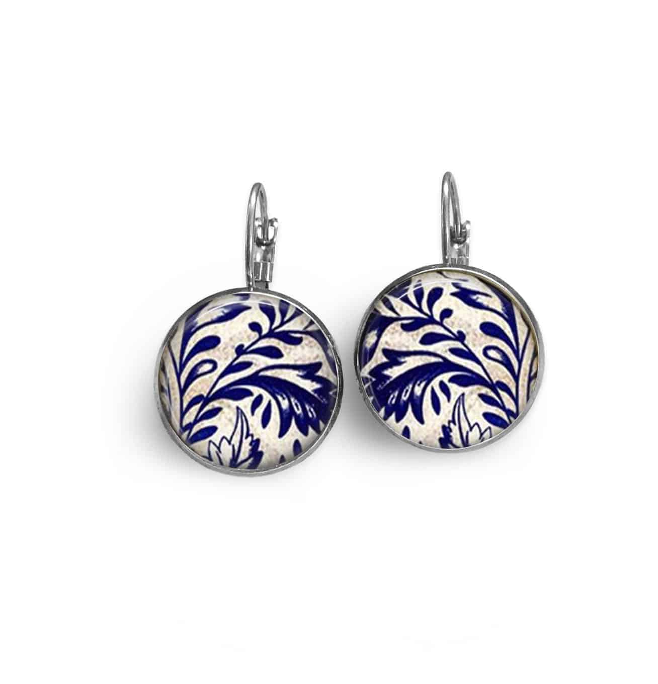 Boucles d'oreilles dormeuses thème porcelaine bleu marine et blanche