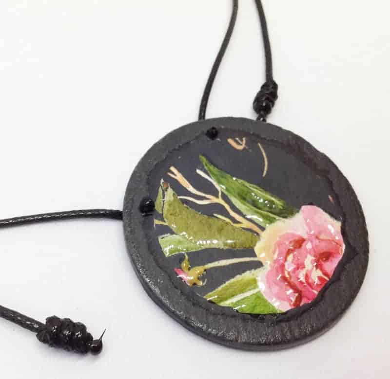 Collier en ardoise avec le motif Boho floral sur fond noir - Rose