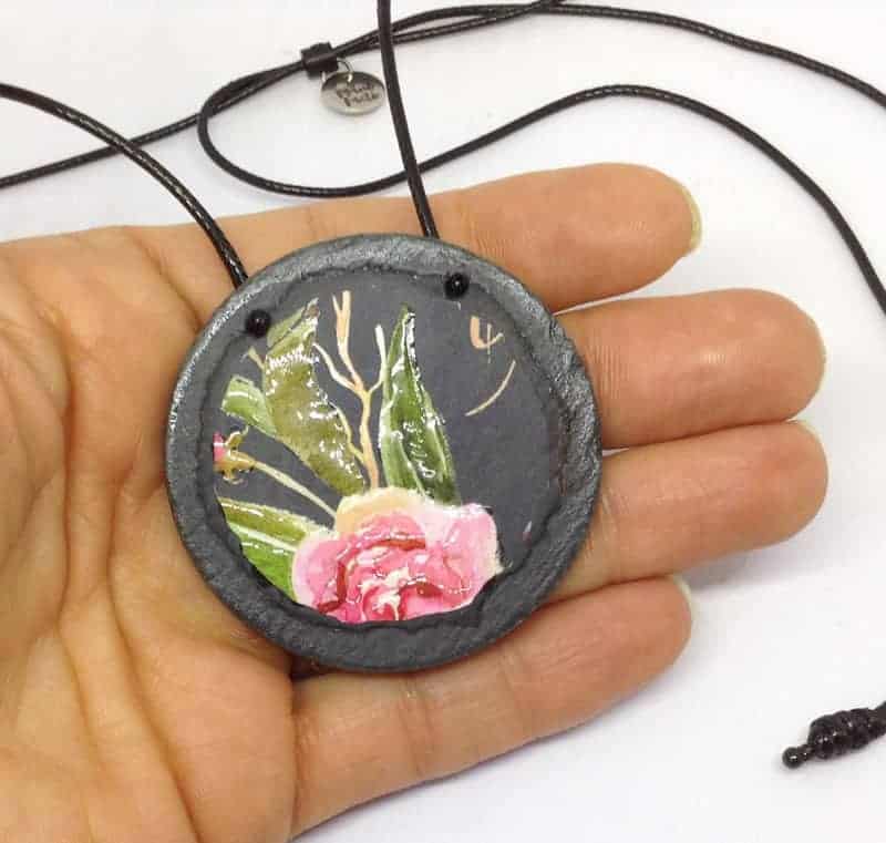 Collier en ardoise avec le motif Boho floral sur fond noir - Rose