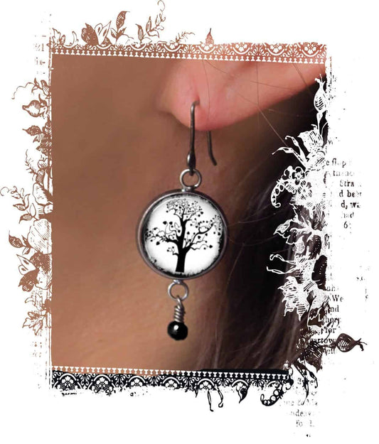 Boucles d'oreilles fantaisie pendantes avec le thème de l'Arbre de la vie en noir et blanc