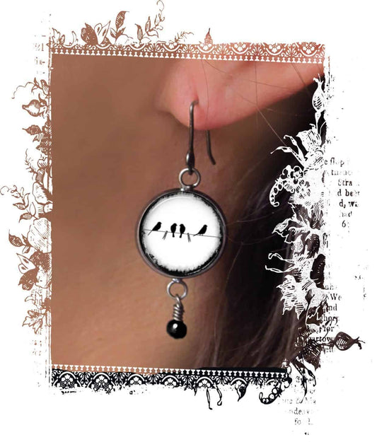 Boucles d'oreilles fantaisie pendantes avec le thème d'Oiseaux sur le fil en noir et blanc