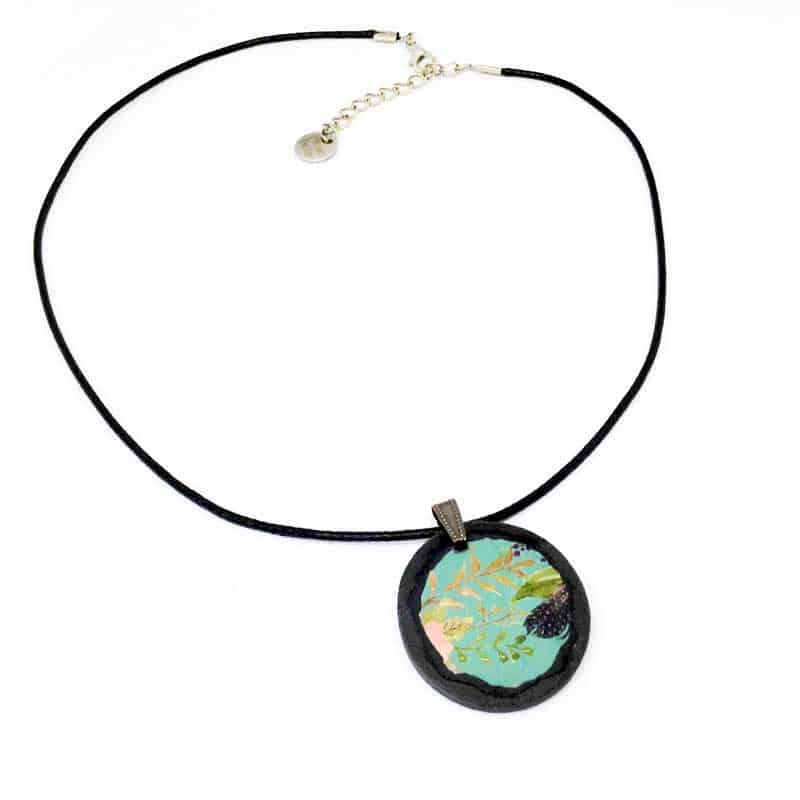 Collier en ardoise avec le motif boho floral vert d'eau plumes et branches