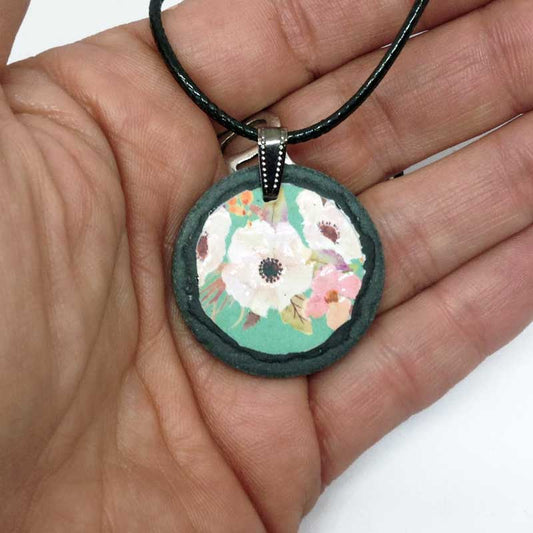 Collier en ardoise avec le motif boho floral vert d'eau et fleurs blanches