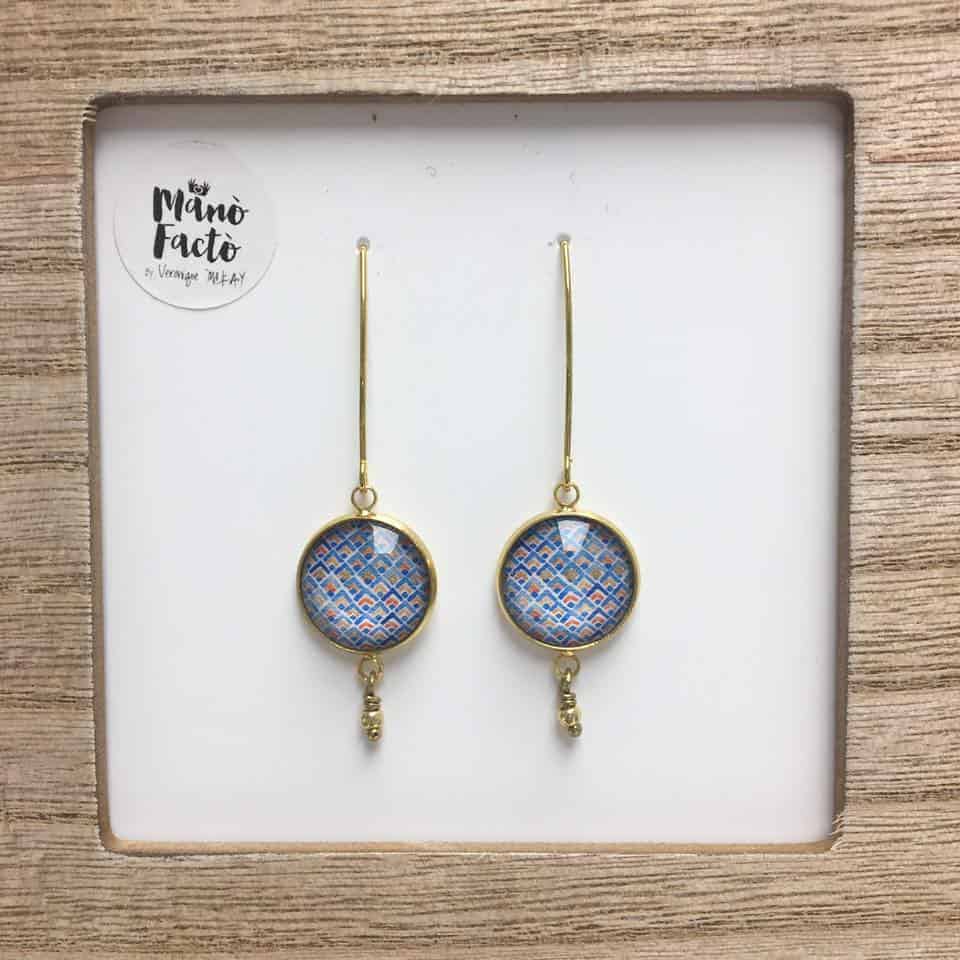 Boucles d'oreilles pendantes bleues, rouges et points d'or