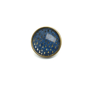 Button - cabochon for customizable jewelry with the triangles theme on a blue background