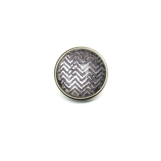 Bouton - cabochon pour bijoux personnalisables avec le thème chevrons d'argent sur fond gris