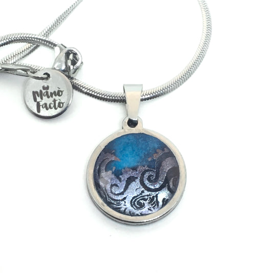 Collier en acier inoxydable avec un thème vagues d'argent sur fond bleu marine et turquoise