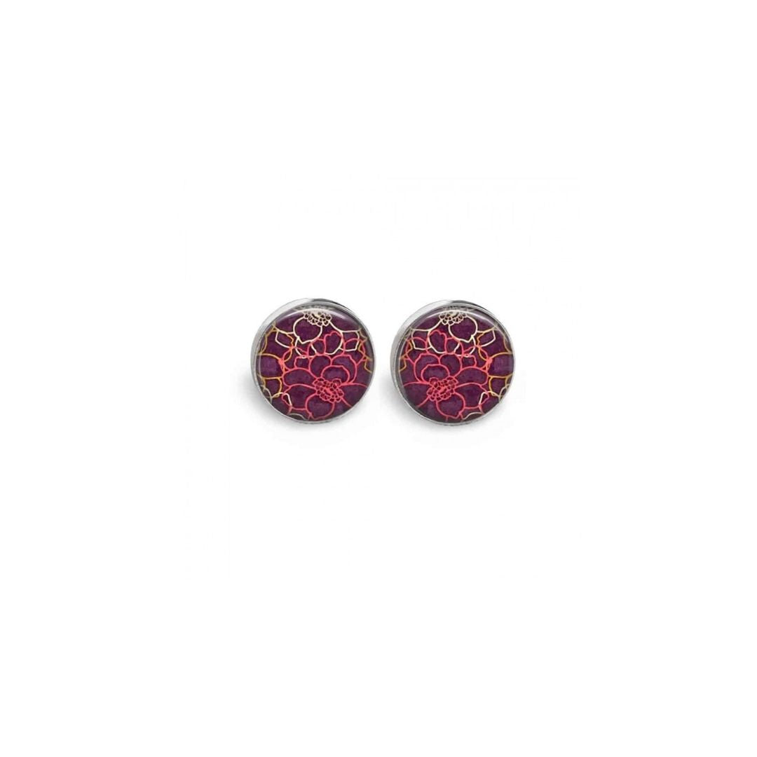 Clous d'oreilles avec un motif floral sur fond prune