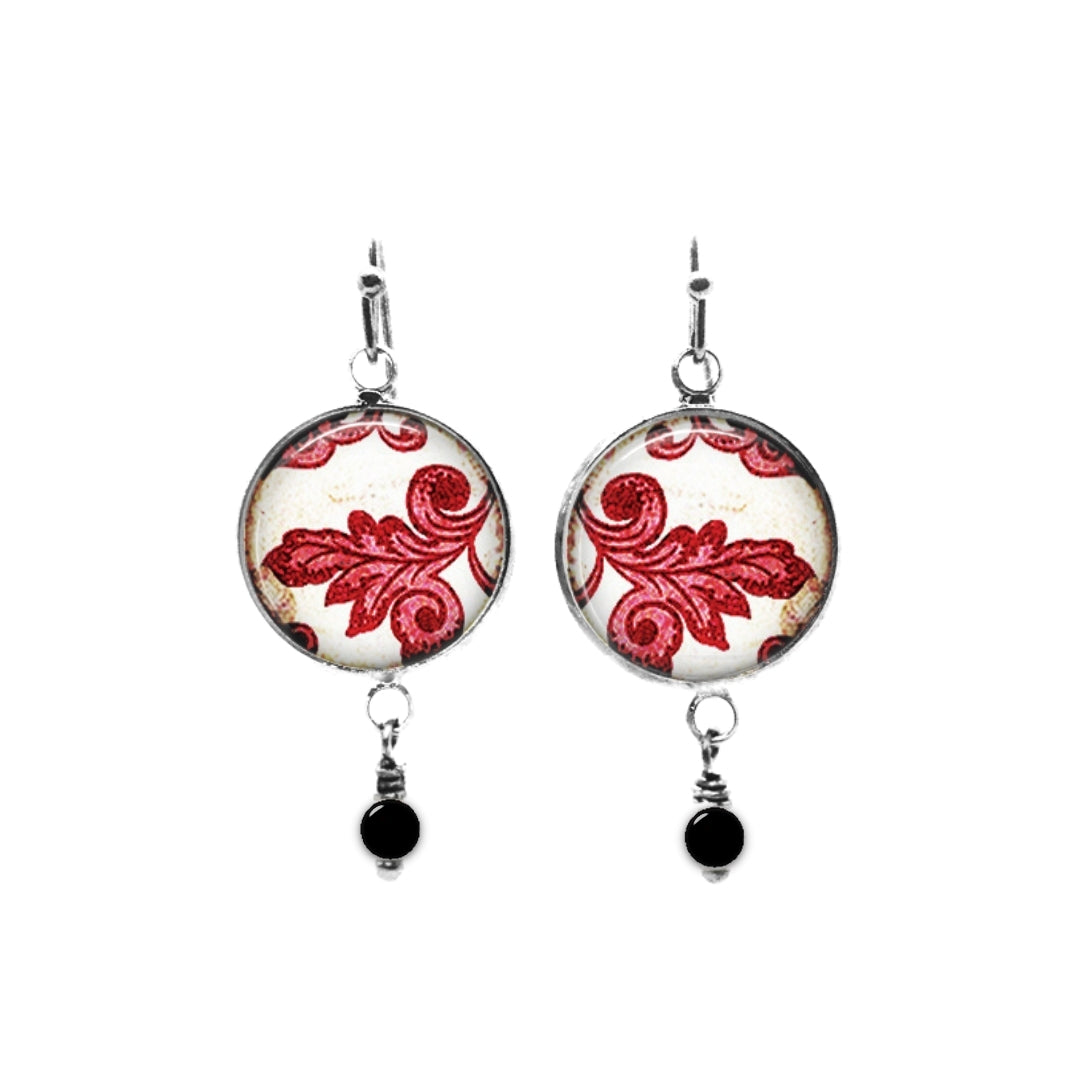 Boucles d'oreilles avec perles sur le thème damassé rouge et blanc