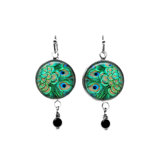 Boucles d'oreilles avec perles sur le thème des plumes de paon vert émeraude