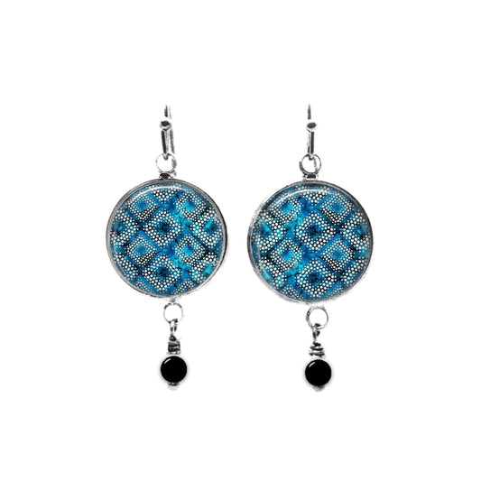 Boucles d'oreilles pendantes avec perles sur le thème du batik bleu turquoise