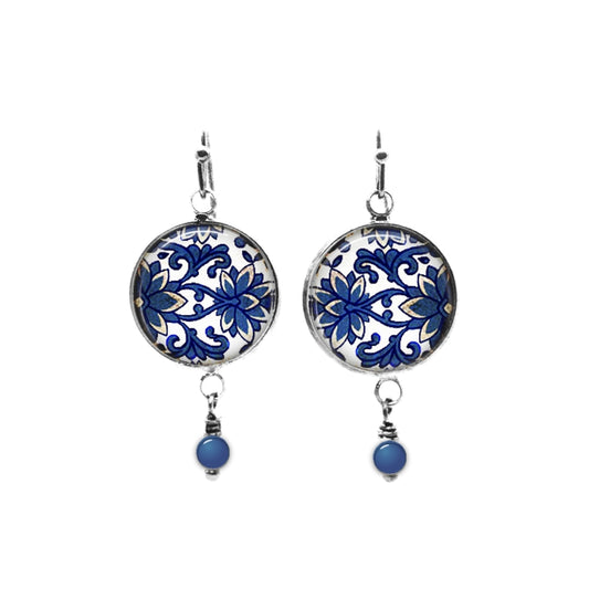 Boucles d'oreilles pendantes avec perles sur le thème damassé floral bleu 