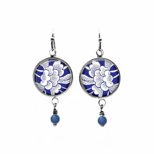 Boucles d'oreilles à levier avec un thème floral japonais bleu et blanc