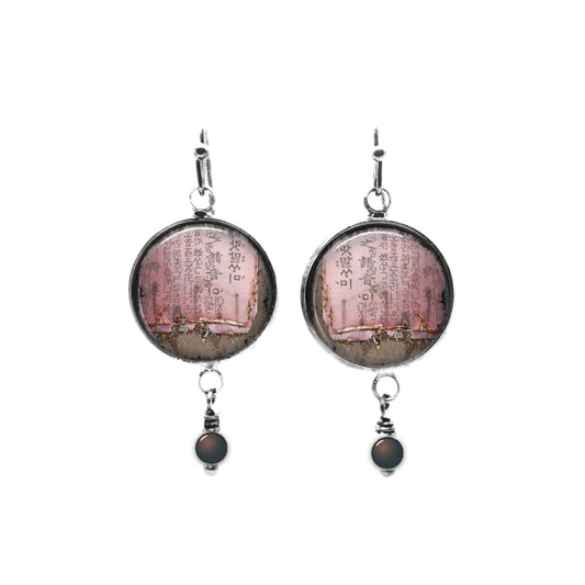 Boucles d'oreilles perlées sur le thème "Papier Kanji" rose tendre et taupe