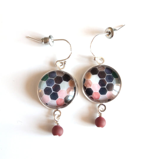 Boucles d'oreilles pendantes en perles sur le thème du miel dans des couleurs neutres